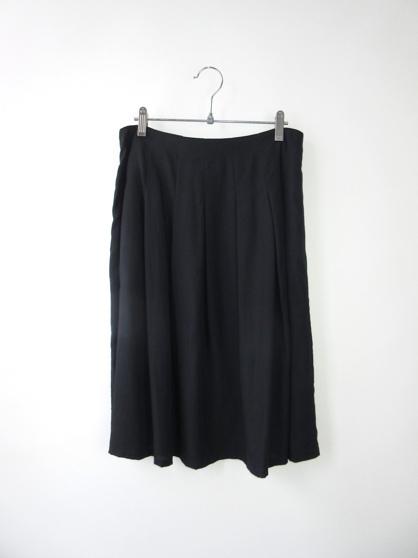 black pleats skirt