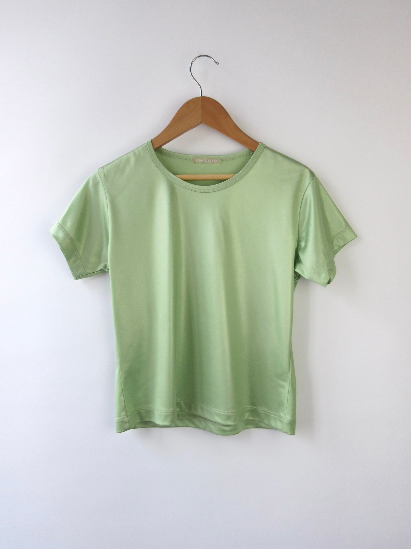 【used】green glossy t-shirt