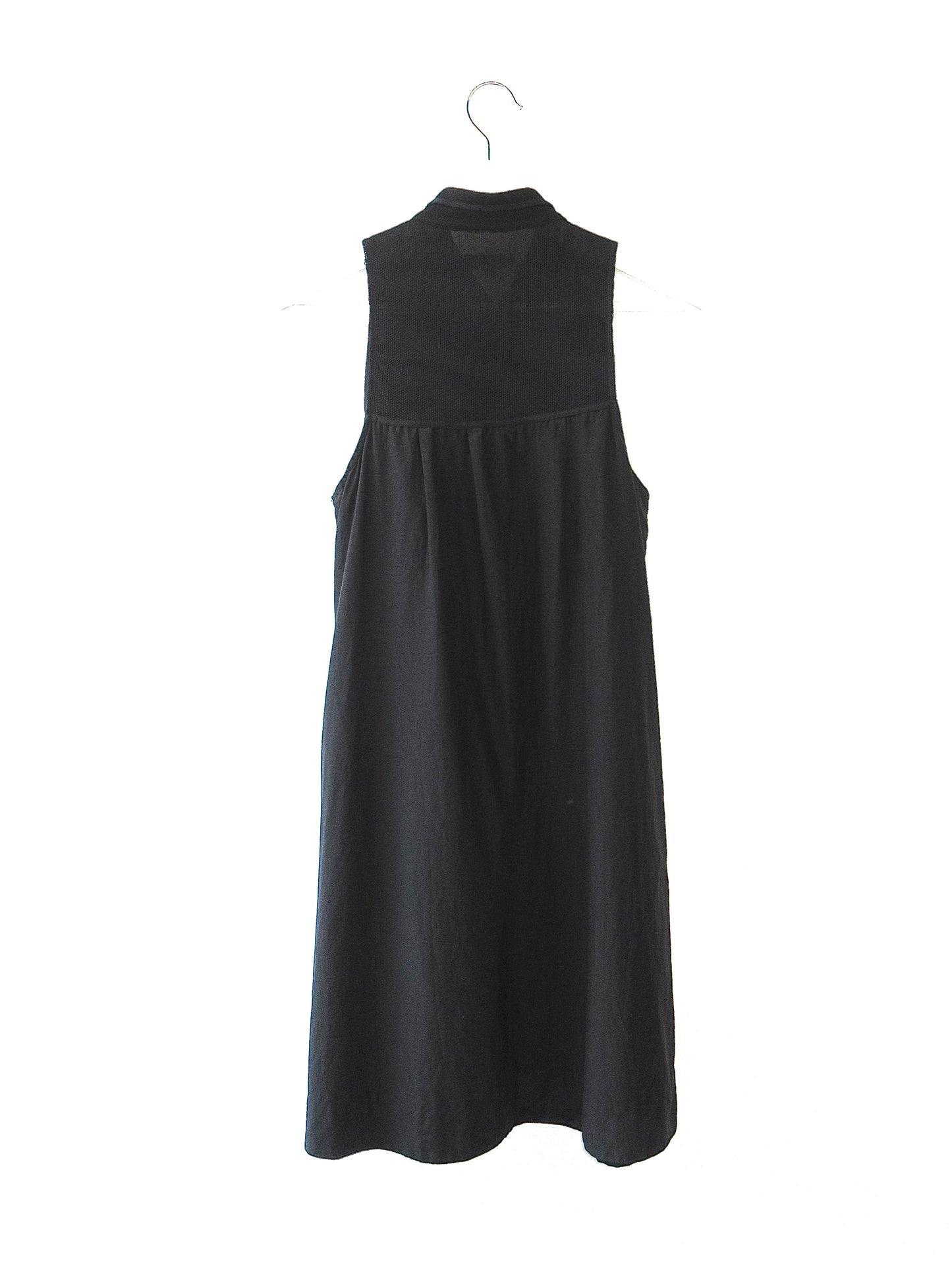 sleeveless black dress