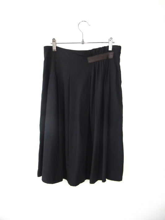 black pleats skirt