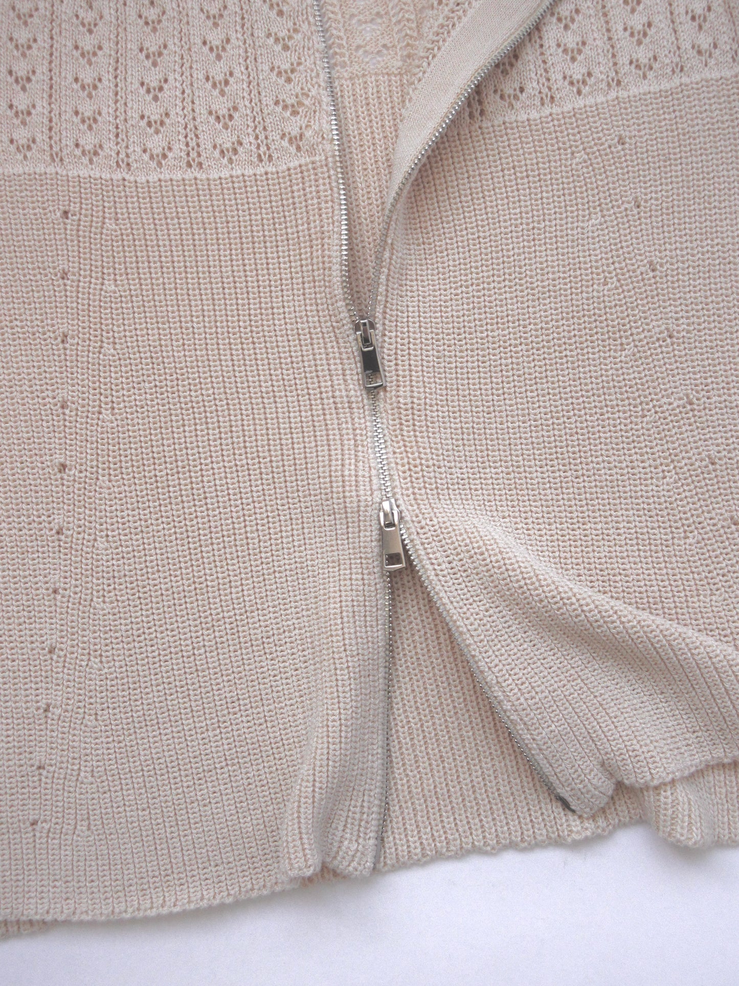 front zip design sleeveless knit top