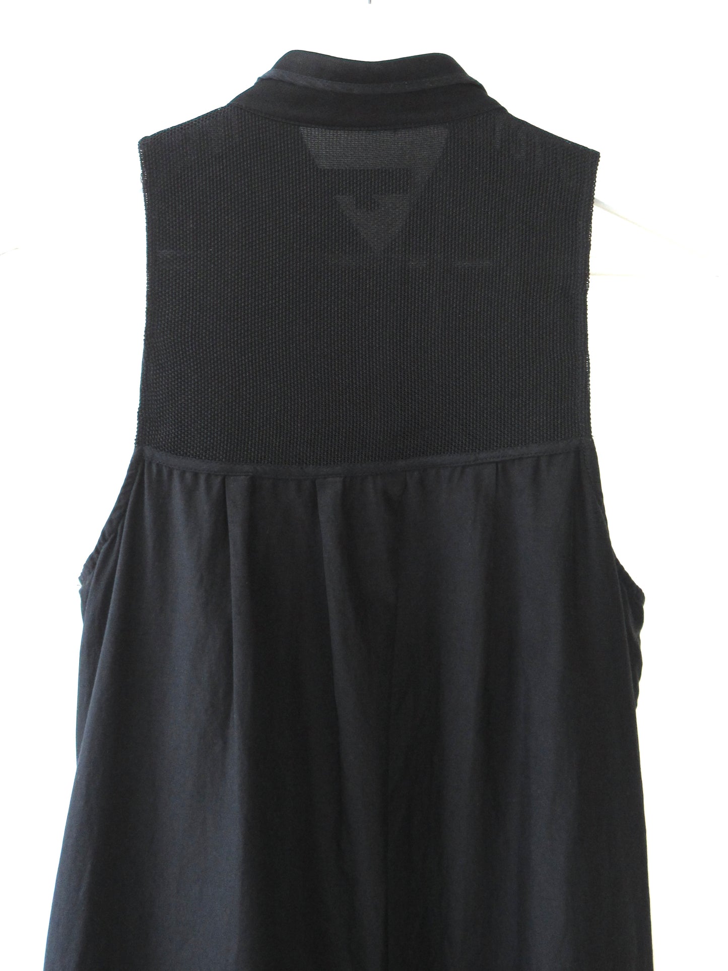 sleeveless black dress