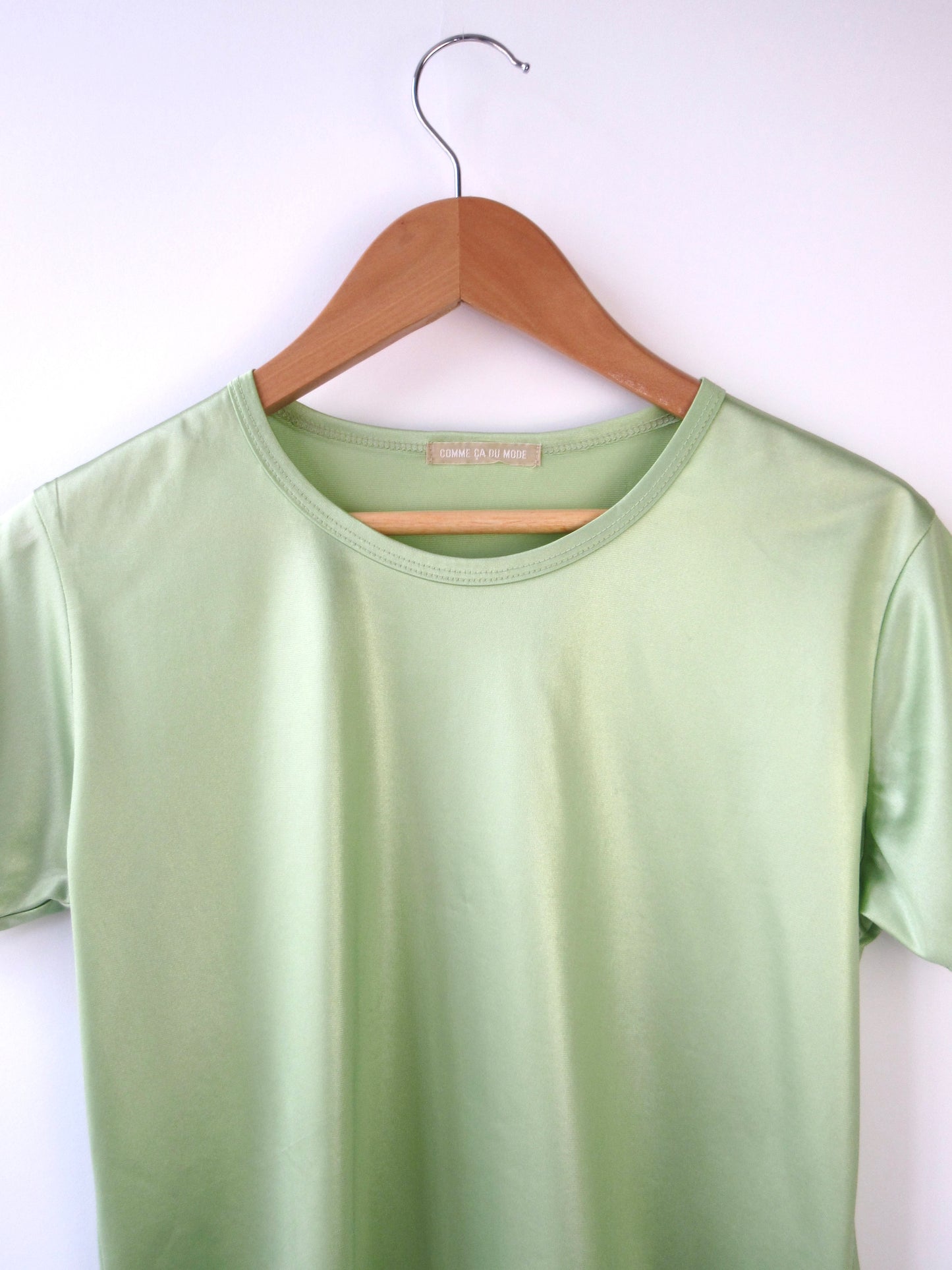 【used】green glossy t-shirt